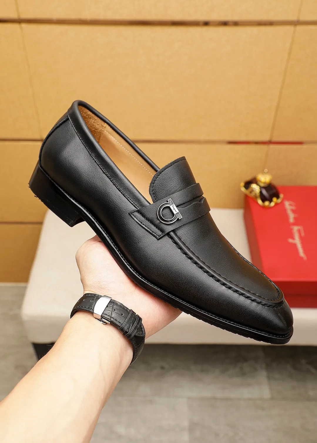 Men's shoes 💰460 💐 Product trademark: Ferragamo "Ferragamo" casual leather shoes Regular size: 38-44 (45.46🉑️customized) Product materials: Selected imported first-layer calfskin upper + luxury hardware buckle, imported water-dyed cowhide leather lining. Strong three-dimensional visual effect, original outsole color: 2⃣️seed leather materials optional